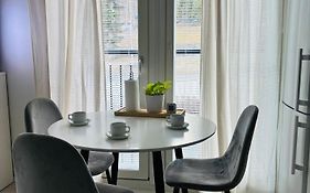 Foliate Living Taimi
